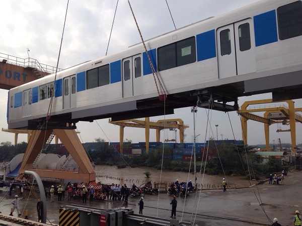 Cảng Lotus xếp dỡ tàu điện Metro đầu tiên về TP.HCM